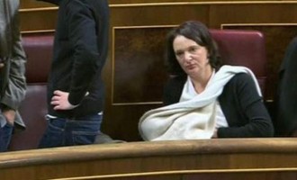 Ισπανίδα βουλευτής θήλασε το μωρό της μέσα στο κοινοβούλιο (φωτο)