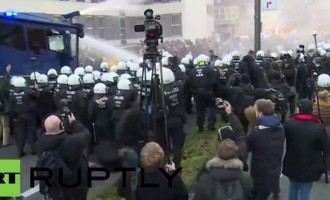 Νέο βίντεο από το χάος στην Κολωνία – Συμπλοκές με φασίστες στη Γερμανία