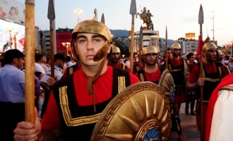 Βόρεια Μακεδονία: Πήραν την πλειοψηφία στη Βουλή οι ψεκασμένοι με τις περικεφαλαίες