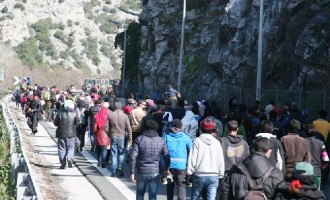 Χιλιάδες πρόσφυγες διανύουν πεζή την Ελλάδα με προορισμό την Β. Ευρώπη