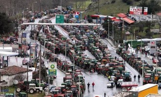 Οι αγρότες έκλεισαν επ’ αόριστον νέα και παλαιά εθνική οδό στον Ισθμό