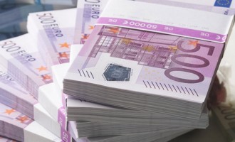 Handelsblatt: Έως και 20 δισ. ευρώ στα… σεντούκια των Ελλήνων