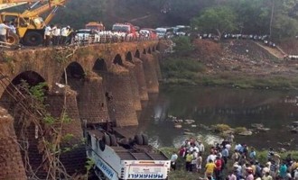 Πολύνεκρη τραγωδία στην Ινδία – Λεωφορείο έπεσε σε ποτάμι