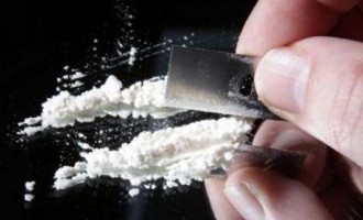 Μεγάλο κύκλωμα κοκαΐνης στα νότια προάστια – Εμπλέκεται και γνωστός τραγουδιστής