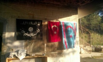 Στα… μανταλάκια η τουρκική σημαία με του ISIS – Τυχαίο; Δεν νομίζουμε…