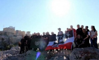 Γερμανοί νεοναζί και απόγονοι ταγματασφαλιτών με ναζιστική σημαία στην Ακρόπολη