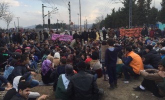 Αγωνία και απελπισία κατακλύζουν χιλιάδες πρόσφυγες στα σύνορα με τα Σκόπια