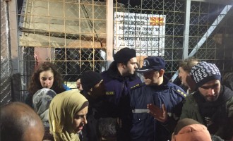 Τα Σκόπια άνοιξαν τα σύνορα για να περάσουν 400 πρόσφυγες