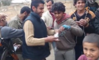 Απελευθερώθηκαν από το Ισλαμικό Κράτος και το έριξαν στο… κάπνισμα! (βίντεο)