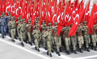 Ο Ερντογάν έχει συλλάβει τη μισή ηγεσία του τουρκικού στρατού