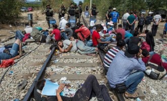 Ειδομένη: Οι πρόσφυγες κάθονται πάνω στις γραμμές του τρένου
