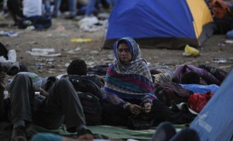 Η κυβέρνηση μοιράζει φυλλάδια στους πρόσφυγες για να φύγουν