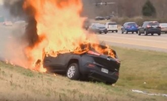 Μόνο η Αγία Γραφή σώθηκε από αυτοκίνητο που τυλίχτηκε στις φλόγες (βίντεο)