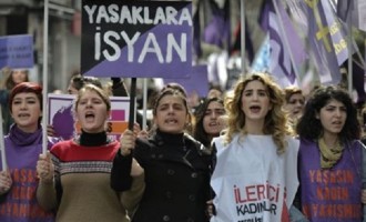 Κωνσταντινούπολη: Η αστυνομία χτύπησε γυναίκες με σφαίρες καουτσούκ