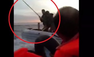 Τούρκοι λιμενικοί χτυπούν με κοντάρια βάρκα με πρόσφυγες (βίντεο)