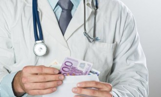 Φυλακή και πρόστιμο 5.000 ευρώ σε γιατρό που πιάστηκε με “φακελάκι”