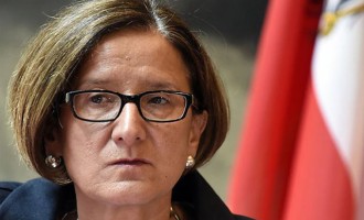 Προκαλεί ξανά η Αυστριακή υπουργός: Ούτε χιλιοστό πίσω στο προσφυγικό