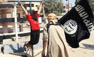 Το Ισλαμικό Κράτος σταύρωσε άνδρα επειδή είπε “οι Κούρδοι έρχονται”