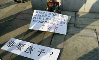 Κινέζος προσπαθούσε να δώσει τον γιο του στους περαστικούς