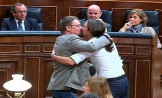 Σάλος στην Ισπανία: Ο Πάμπλο Ιγκλέσιας φίλησε στο στόμα βουλευτή του!