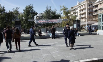 Η αστυνομία “άδειασε” την πλατεία Βικτωρίας από μετανάστες και πρόσφυγες