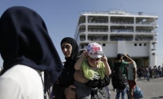 To Σάββατο μεταφέρονται από τα νησιά στον Πειραιά περισσότεροι από 400 πρόσφυγες