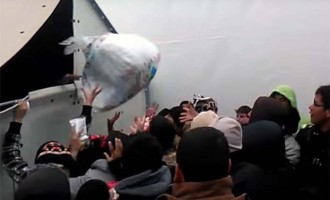 Εικόνες ντροπής στη διανομή τροφίμων σε πρόσφυγες  στη Λάρισα (βίντεο)