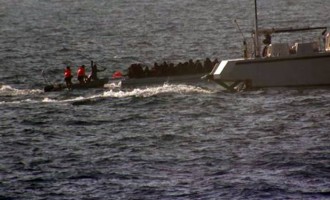 Τούρκοι λιμενικοί προσπαθούν να βυθίσουν βάρκα με πρόσφυγες (φωτο)