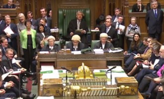 Τσακωμός Κάμερον  – Κόρμπιν στο βρετανικό Κοινοβούλιο για τα μάτια του Βαρουφάκη (βίντεο)