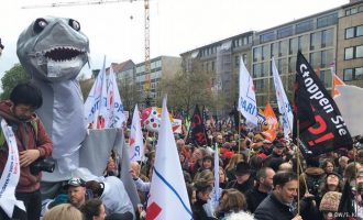 Οι Γερμανοί διαδήλωσαν κατά του Ομπάμα – Γιατί δεν τον θέλουν στη χώρα τους