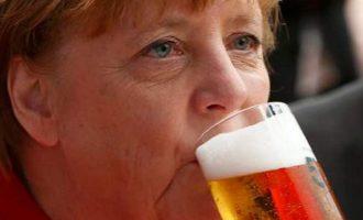 Η Μέρκελ απολαμβάνει μπύρες και το κόμμα της κατρακυλά