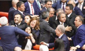 Άγριο ξύλο στην τουρκική βουλή: Πλακώθηκαν Κούρδοι και Ισλαμιστές βουλευτές