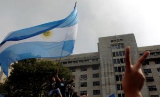 Eπιστρέφει  στις αγορές η Αργεντινή μετά τη χρεοκοπία της το 2001