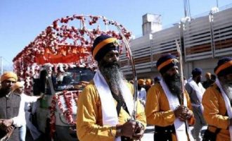 Οι Ινδοί ΣΙΧ  γιορτάζουν τη θρησκεία τους στον Ταύρο το Μεγάλο Σάββατο