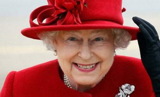 To “φυσάει” το χρήμα η 90χρονη βασίλισσα Ελισάβετ – Περιουσία 30 δισ. δολάρια!