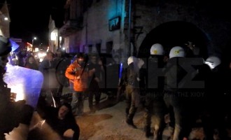 Χίος: Άγριες συμπλοκές μεταξύ κατοίκων και ΜΑΤ (βίντεο)