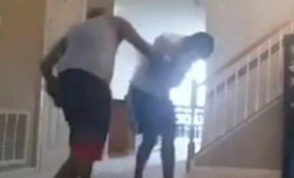 Πατέρας έπαιξε μποξ με τον γιο του για να τον τιμωρήσει! (βίντεο)