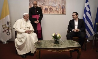 Γκάφα με «μαύρο» στο μήνυμα του Πάπα επί ελληνικού εδάφους