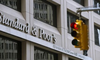 Standard & Poor’s: Οι ελληνικές τράπεζες δεν έχουν διαφύγει τον κίνδυνο