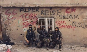Τούρκοι στρατιώτες σκοτώνουν Κούρδους και χαιρετάνε ως Γκρίζοι Λύκοι (φωτο)