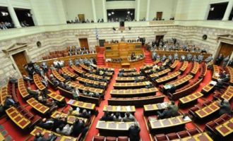 Πυγμή από την κυβέρνηση: Κατέθεσε στη Βουλή το ν/σ για το ασφαλιστικό