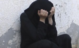 Σύρα στραγγάλισε τα δύο παιδιά της και ήπιε πετρέλαιο για να αυτοκτονήσει
