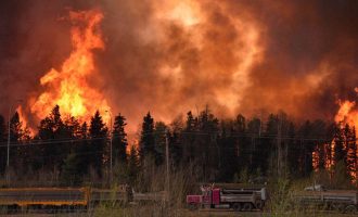 Συνεχίζει να καίει τον Καναδά η γιγάντια φωτιά