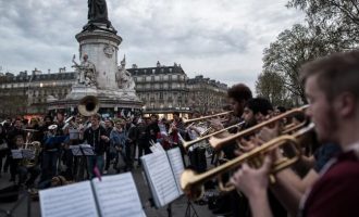 Orchestre Debout: Η μουσική των γαλλικών πλατειών (βίντεο)