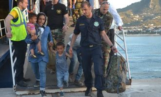 Μετανάστες στη Λέσβο μπαίνουν κρυφά στα πλοία προς Πειραιά