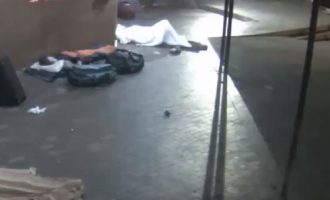 Ανθρωπόμορφο κτήνος πέταξε μολότοφ σε άστεγο ενώ κοιμόταν (βίντεο)