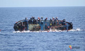 Σοκαριστικές εικόνες από την ανατροπή της βάρκας με τους 550 μετανάστες (βίντεο)