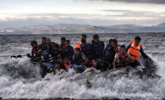 Ο Ερντογάν “ζεσταίνει μηχανές” στους διακινητές προσφύγων στο Αιγαίο