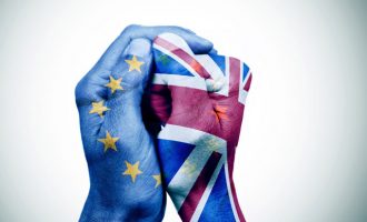 Aνατροπή: Μπροστά το Brexit για πρώτη φορά σε δυο δημοσκοπήσεις