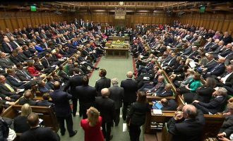 Οι Εργατικοί κατηγορούν τη Μέι ότι προσπαθεί να οδηγήσει τη Βουλή σε μονόδρομο για το Brexit